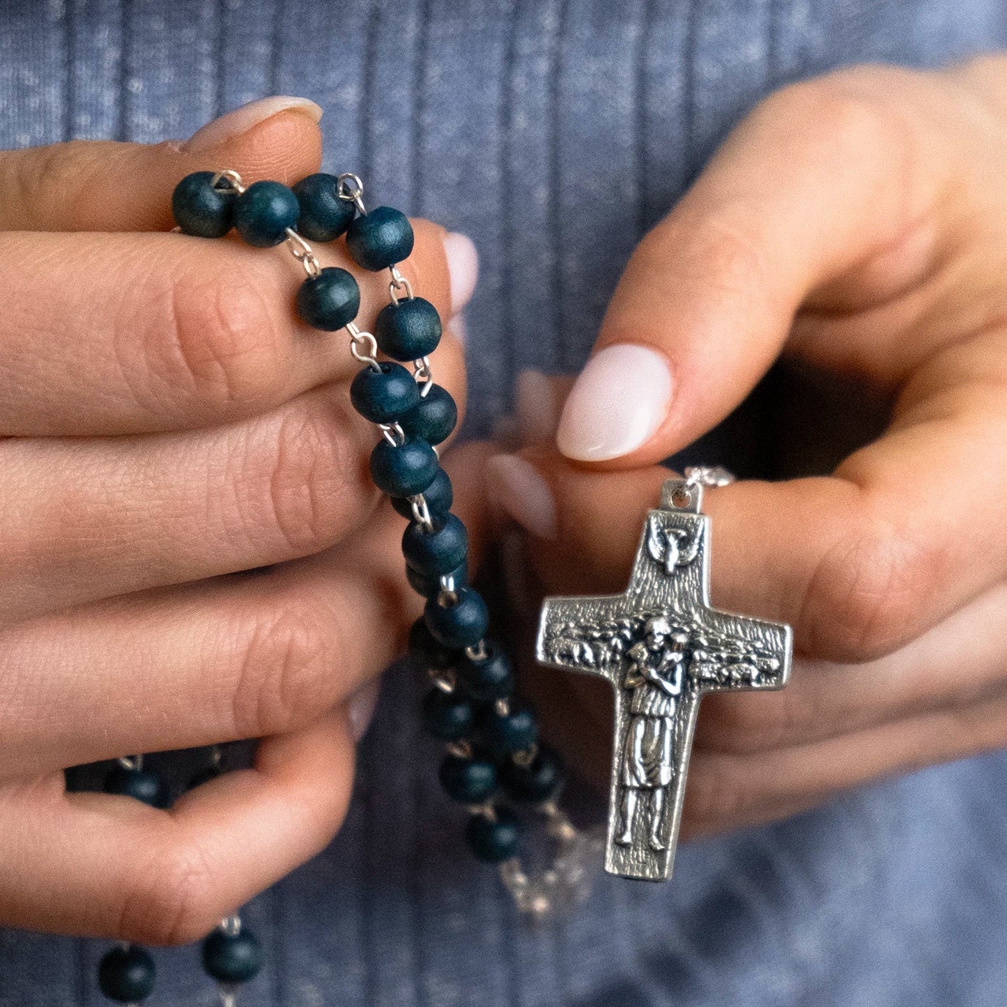 POPE FRANCIS - BLUE IN LEGNO BEADS ROSARIO - METAL